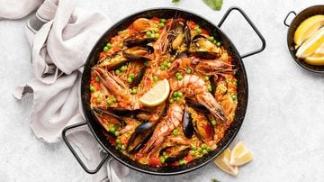 A paella é um prato clássico do país. - imagem: fortyforks/iStock