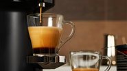 Ainda que ambos os métodos substituiam o clássico, a cafeteira elétrica e a máquina de café contam com suas diferenças. - Imagem: SergeyKlopotov/iStock