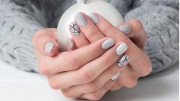 Essas unhas decoradas com esmalte claro podem inspirar você a apostar em visuais diferentes e deslumbrantes! - (Imagem: Dariia Cherneko / iStock)