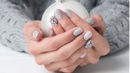 Essas unhas decoradas com esmalte claro podem inspirar você a apostar em visuais diferentes e deslumbrantes! - (Imagem: Dariia Cherneko / iStock)