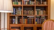 As estantes de livros são ítens de decoração que mudam um ambiente. - KatarzynaBialasiewicz / iStock