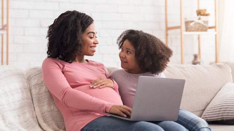 Entenda se as crianças e as mulheres grávidas podem ou não pintar as unhas. - (Imagem: Prostock-Studio / iStock)