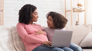 Entenda se as crianças e as mulheres grávidas podem ou não pintar as unhas. - (Imagem: Prostock-Studio / iStock)