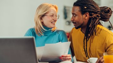 As palavras são uma ótima maneira de demonstrar afeto. - Imagem: Zamrznutitonovi/iStock