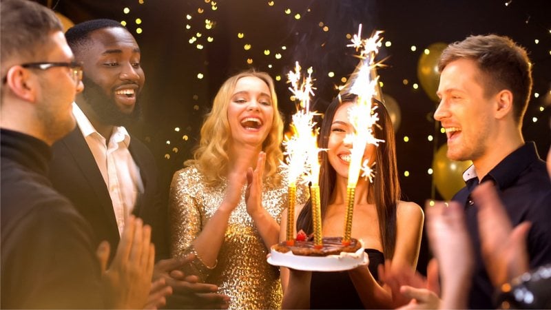 O aniversário é sempre uma data especial. - Imagem: Motortion/iStock