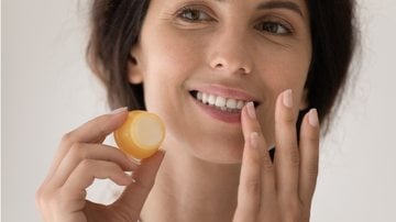 Incluir uma cuidados com a região dos  lábios na sua rotina de skincare é fundamental pra manter a sua boca mais bonita! - (Imagem: fizkes / iStock)