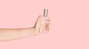 Perfumes da La Rive são uma ótima opção para exalar cheiro de perfume importado - Prostock-Studio / istock