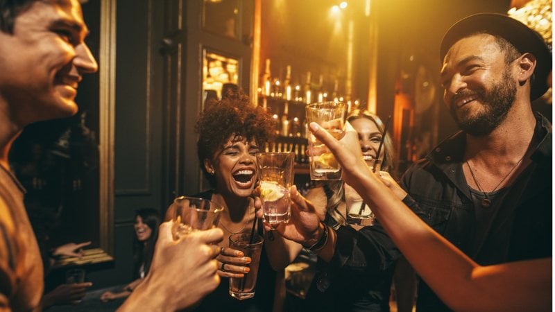 É importante manter a diversão nos momentos de descontração no boteco. - (Imagem: jacoblund / iStock)