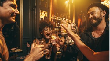 É importante manter a diversão nos momentos de descontração no boteco. - (Imagem: jacoblund / iStock)