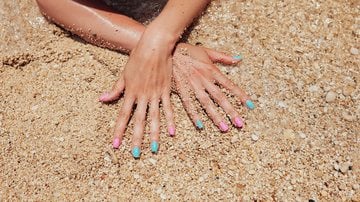 O ambiente da praia é nocivo para os esmaltes. - Imagem: Mirina/iStock