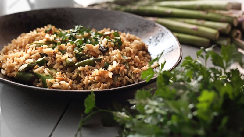 O arroz integral é perfeito para quem está de dieta. - imagem: robertprzybysz/iStock