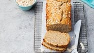 O bolo de aveia, além de prático, é saboroso. - Imagem: Anna Pustynnikova/iStock