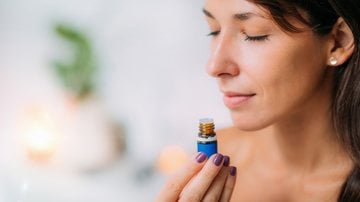 Sonhar com perfumes pode significar muitas coisas e nós vamos ajudar você a compreender melhor. - (Imagem: microgen / iStock)