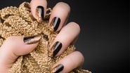 As unhas pretas com glitter são sinônimo de sofisticação. - Imagem: Baiajaku/iStock