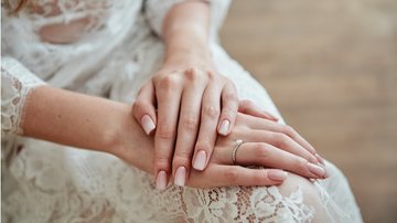 É importante a noiva pensar em todos os detalhes para garantir um visual deslumbrante, e as decoraçõões de unhas não podem ficar de fora. - (Imagem: Dmytro Duda / iStock)