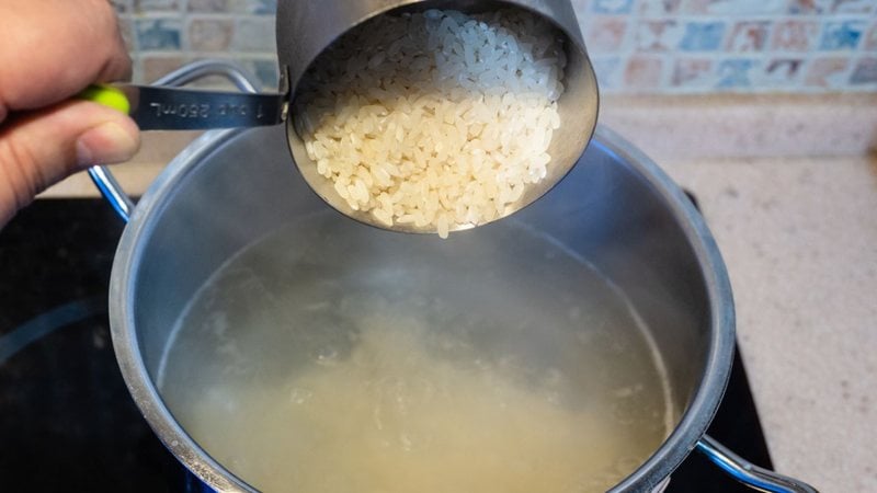 Confira se a água do arroz vai fazer bem para o seu cabelo! - KrimKate/ iStock