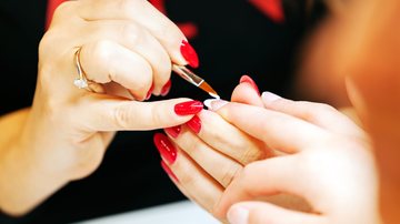 Unhas curtas têm seu charme, no entanto, algumas mulheres preferem elas mais longas. - Imagem: vladimir_n/iStock