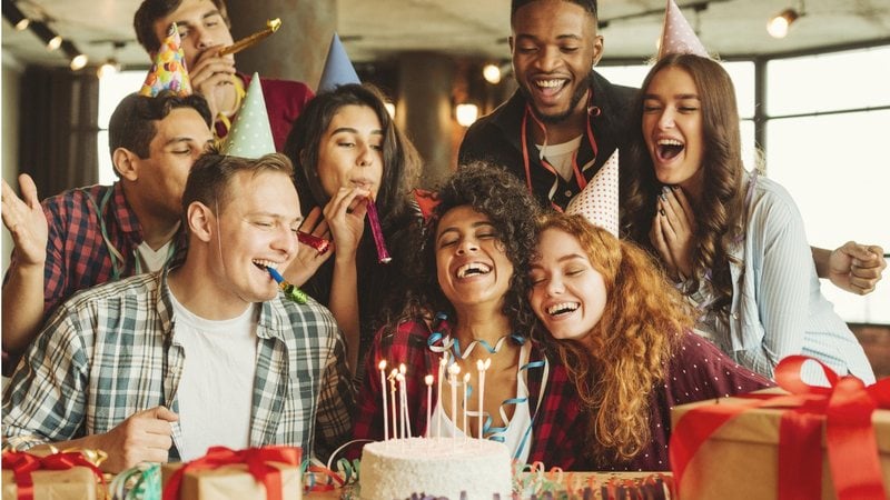 Essas ideias de frases podem facilitar a sua vida na hora de parabenizar a sua amiga. - (Prostock-Studio / iStock)