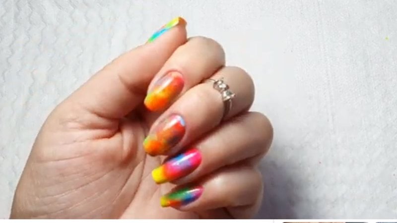 Inove nas suas unhas e ganhe elogios com o estilo tie-dye. - reprodução/ YouTube/ Gabriela Backer