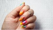 Inove nas suas unhas e ganhe elogios com o estilo tie-dye. - reprodução/ YouTube/ Gabriela Backer