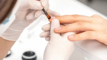 O extra brilho e o top coat possuem objetivos diferentes. - okskukuruza / istock