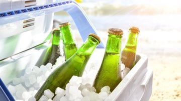 Existem alguns passos que podem fazer sua cerveja ficar gelada mais rápido. - Davizro / istock