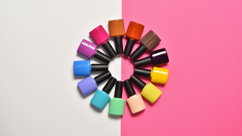 Algumas cores de esmalte são certeiras para gerar um visual jovem. - Pridannikov / istock