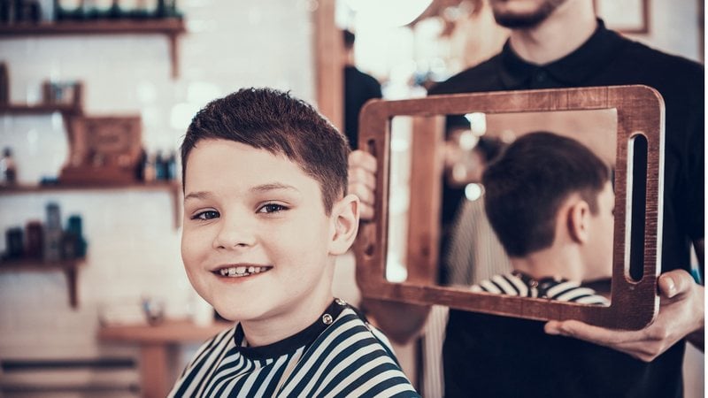 Essas inspirações podem ajudar o seu filho a encontrar o corte de cabelo ideal. - (T Turovska / iStock)