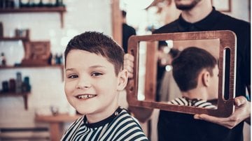 Essas inspirações podem ajudar o seu filho a encontrar o corte de cabelo ideal. - (T Turovska / iStock)