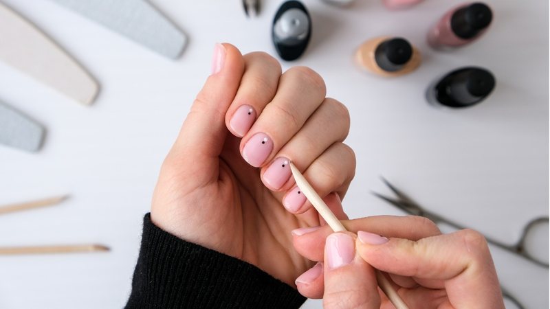 Aprenda a fazer essas decorações de unhas em casa! - (Anastasiia Yanishevska / iStock)