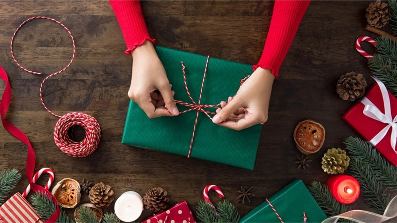 Uma embalagem bonita faz o conteúdo do presente valer ainda mais. - Atstock Productions/iStock