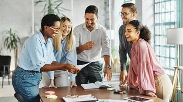 Liderar é uma ação, além das palavras. - Imagem: Paperkites/iStock