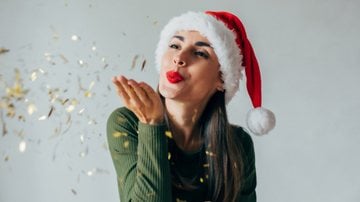 Veja as melhores opções de roupas para arrasar na festa de natal da sua família. - (Povozniuk / iStock)