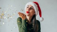 Veja as melhores opções de roupas para arrasar na festa de natal da sua família. - (Povozniuk / iStock)