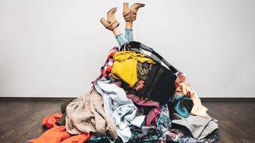 Existem truques que deixam sua roupa com aspecto de passada, sem ferro de passar roupa tradicional. - ronstik / istock