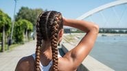 Prender o cabelo é uma grande saída para dias quentes, existem várias opções legais. - rdjanns74 / istock