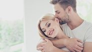 casal se abraçando romanticamente