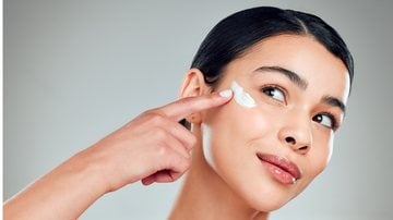 Os protetores solar são indispensáveis para quem sofre com melasma. - PeopleImages / istock