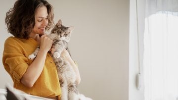 Gatos são cheios de charme e signifcado. - Imagem: Olezzo/iStock