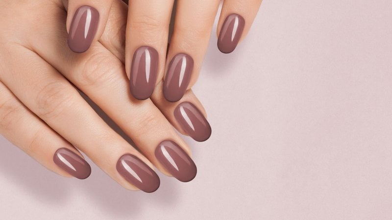 Conheça essas ideias incríveis de unhas marrons. - Harsa Maduranga/ iStock