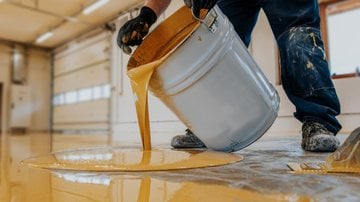 Pintar o seu piso pode transformar seu ambiente. - Doralin Tunas / istock