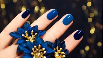 Essas inspirações de unhas azuis vão ajudar você a arrasar. - (marigo20 / iStock)