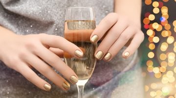 Essas decorações de unhas podem dar um up no seu visual de ano novo! - (DevMarya / iStock)