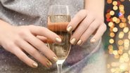 Essas decorações de unhas podem dar um up no seu visual de ano novo! - (DevMarya / iStock)