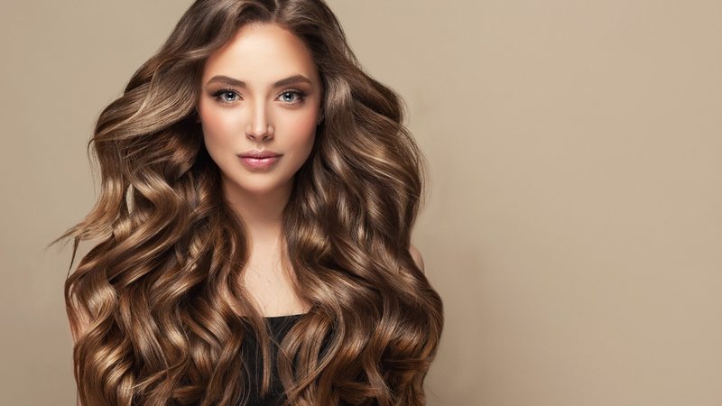 Confira essas dicas e produtos que prometem deixar o seu cabelo longo e saudável. - Sofia Zhuravets / istock