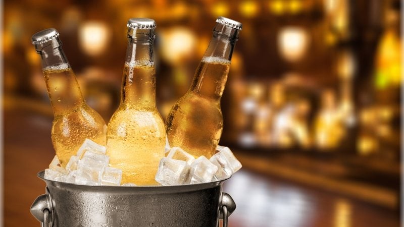 Confira como a cerveja gelada pode fazer mal em dias de verão. - artisteer/iStock