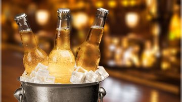 Confira como a cerveja gelada pode fazer mal em dias de verão. - artisteer/iStock