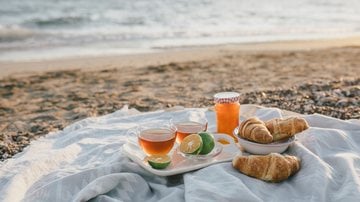 Chás gelados podem te refrescar na praia. - Polina Lebed / istock