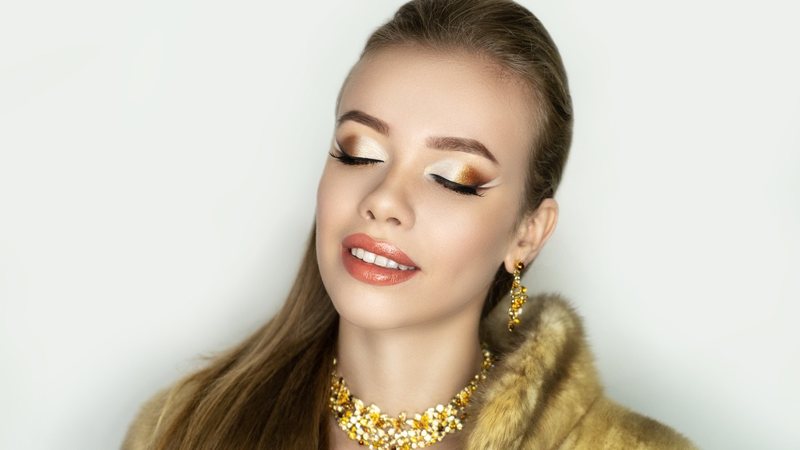 A técnica cut crease gera uma produção inovadora e ousada. - Ganna Gavenko / istock