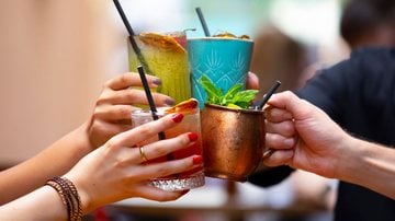 Os drinks são uma pedida incrível para as festas de fim de ano. - bodrumsurf/ iStock